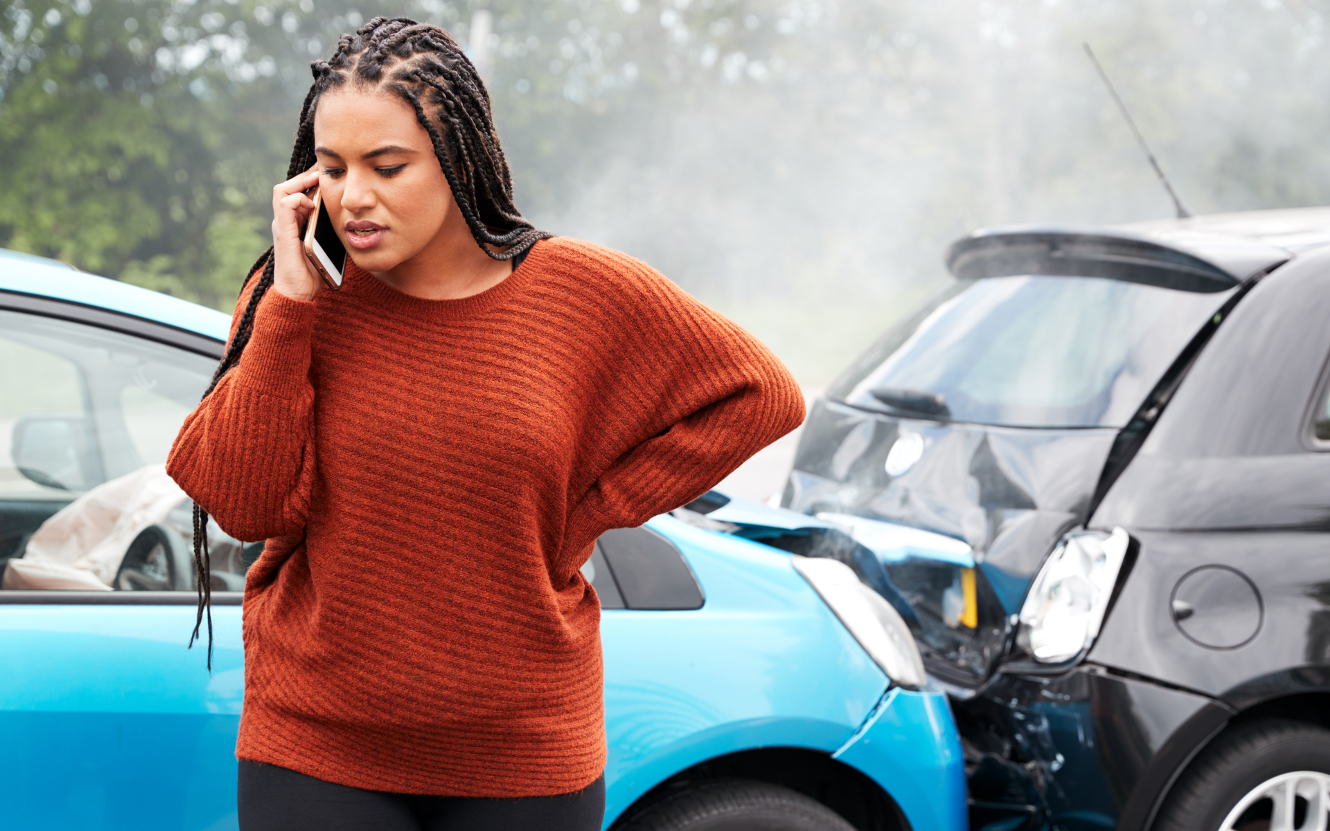 carros, acidentes , pesssoa a ligar ao mediador de seguros para ajudar a preencher a declaraçao amigavel