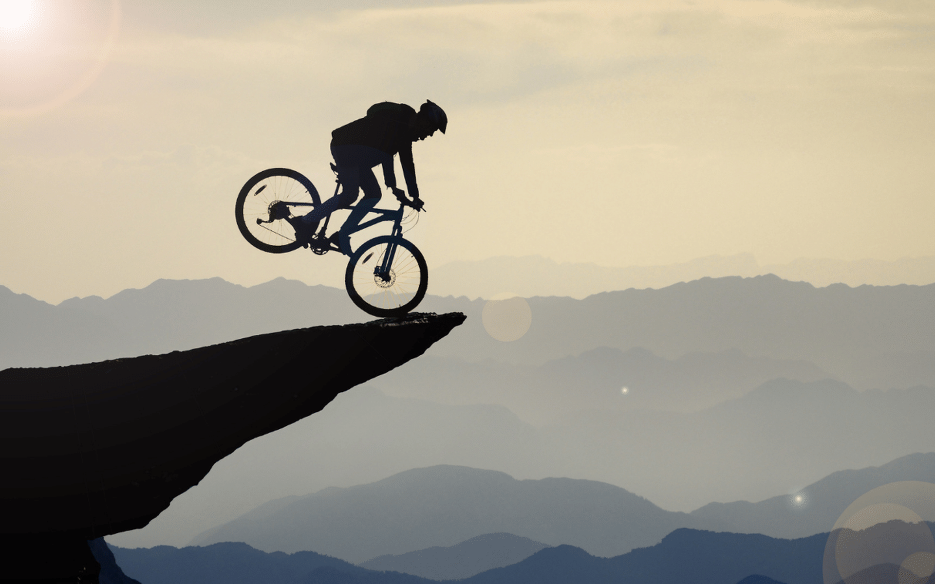 imagem de uma montanha com uma bicileta em risco de queda, seguro de bike e acidentes pessoais