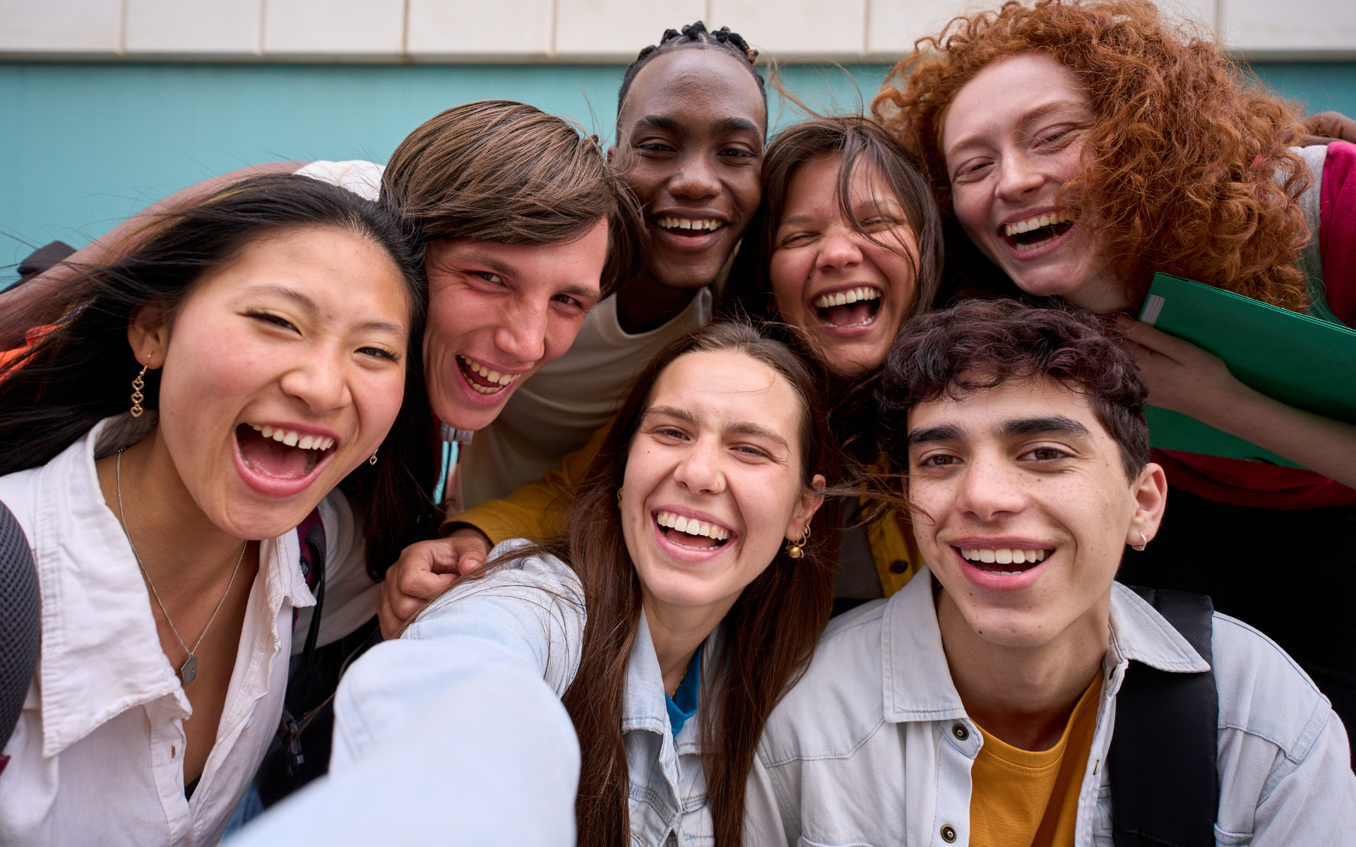 Numa atmosfera vibrante e multicultural, a imagem de um programa Erasmus ganha vida. Estamos num campus universitário internacional, onde estudantes de diferentes partes do mundo se reúnem para embarcar em uma jornada educacional única.  A cena é pontuada por risos, línguas estrangeiras e uma paleta diversificada de culturas. Um grupo animado de estudantes, cada um carregando a bandeira de seu país de origem, compartilha experiências e histórias sob um céu aberto e ensolarado.