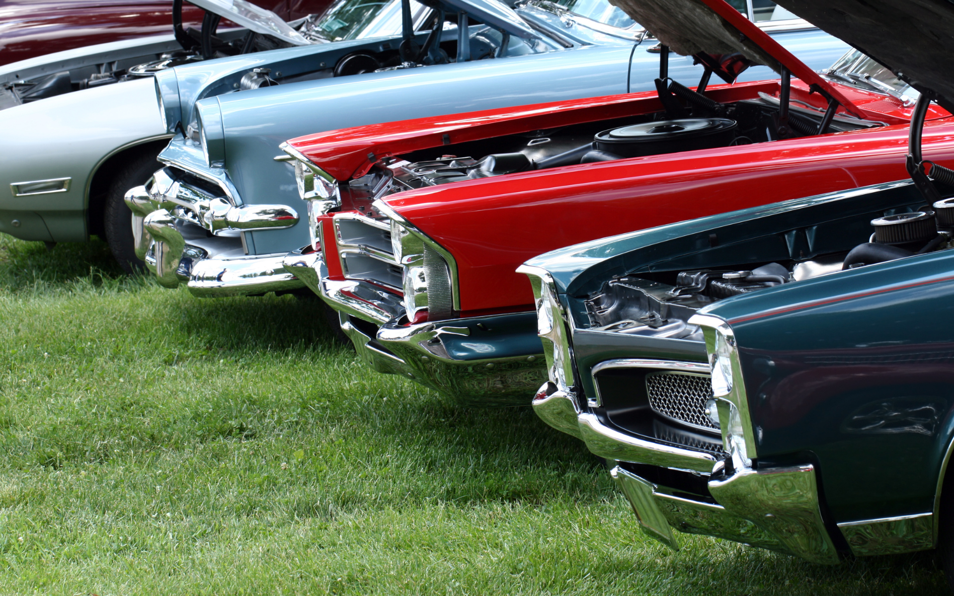 Uma imagem de um carro clássico evoca uma sensação nostálgica e atemporal. Visualize um veículo elegantemente desenhado, com curvas suaves e linhas aerodinâmicas que capturam a essência do design automotivo de eras passadas. A pintura reluzente, muitas vezes em tons profundos e ricos, realça a beleza intemporal do veículo.