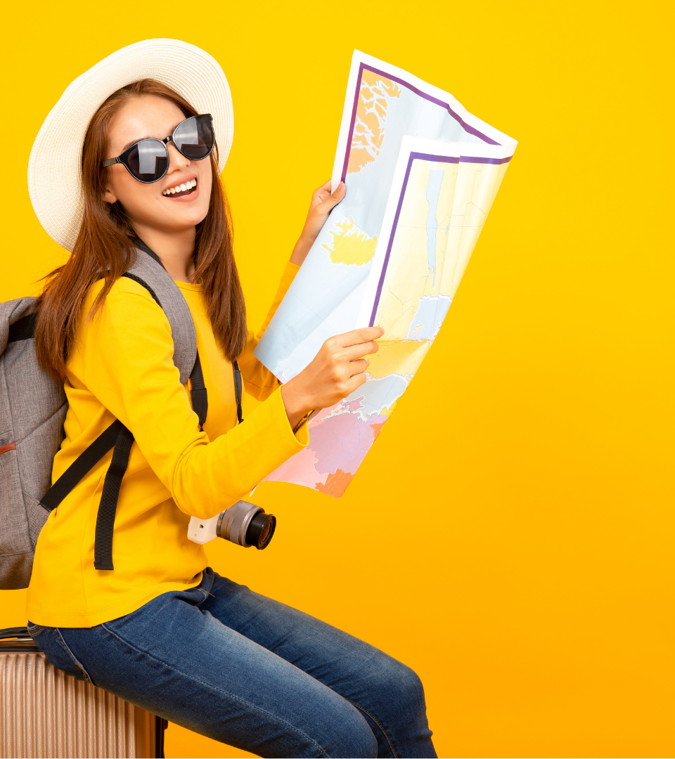 uma mulher sentada com chapeu e oculos e uma mapa , vai viajar