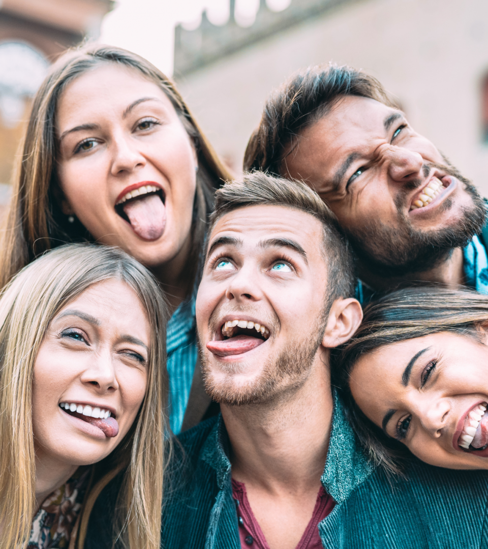 Numa atmosfera vibrante e multicultural, a imagem de um programa Erasmus ganha vida. Estamos num campus universitário internacional, onde estudantes de diferentes partes do mundo se reúnem para embarcar em uma jornada educacional única. A cena é pontuada por risos, línguas estrangeiras e uma paleta diversificada de culturas. Um grupo animado de estudantes, cada um carregando a bandeira de seu país de origem, compartilha experiências e histórias sob um céu aberto e ensolarado.