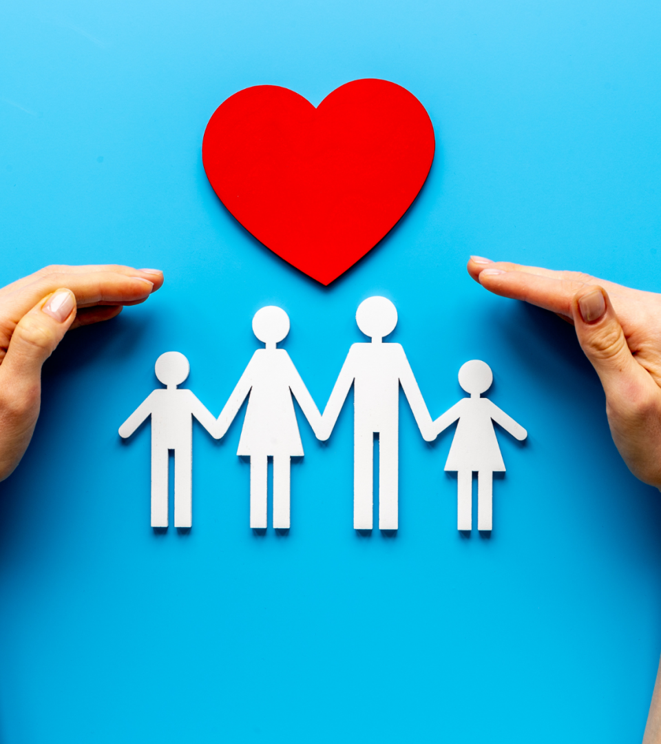 Cena Familiar Segura: Imagem de uma família feliz, talvez composta por pais e filhos, sorrindo e se abraçando.Inclua palavras-chave como "seguro de vida", "proteção familiar" e "segurança financeira" de maneira estilizada. Podem ser colocadas ao redor da imagem ou de forma integrada, formando parte do design. Fontes claras e legíveis para garantir que as palavras se destaquem.
