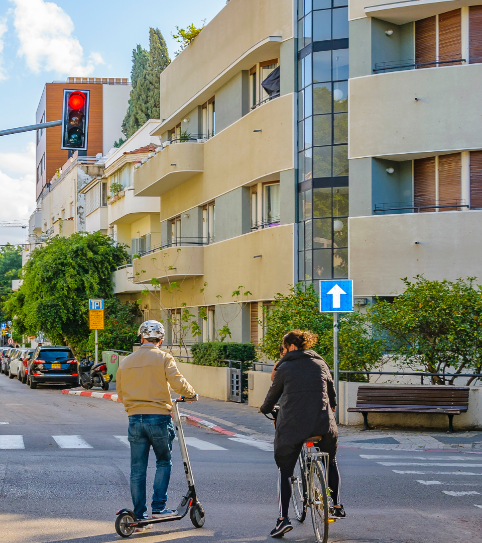 O Seguro Bicicletas e Trotinetes Elétricas garante proteção completa para utilizadores de mobilidade suave, seja em lazer ou no dia a dia.  Inclui cobertura de acidentes pessoais, assegurando despesas médicas e indemnizações em caso de morte ou invalidez, bem como responsabilidade civil, obrigatória por lei, que protege contra danos causados a terceiros.  Este seguro pode ainda incluir a cobertura de roubo, salvaguardando o seu equipamento contra imprevistos.  Uma solução simples, acessível e indispensável 